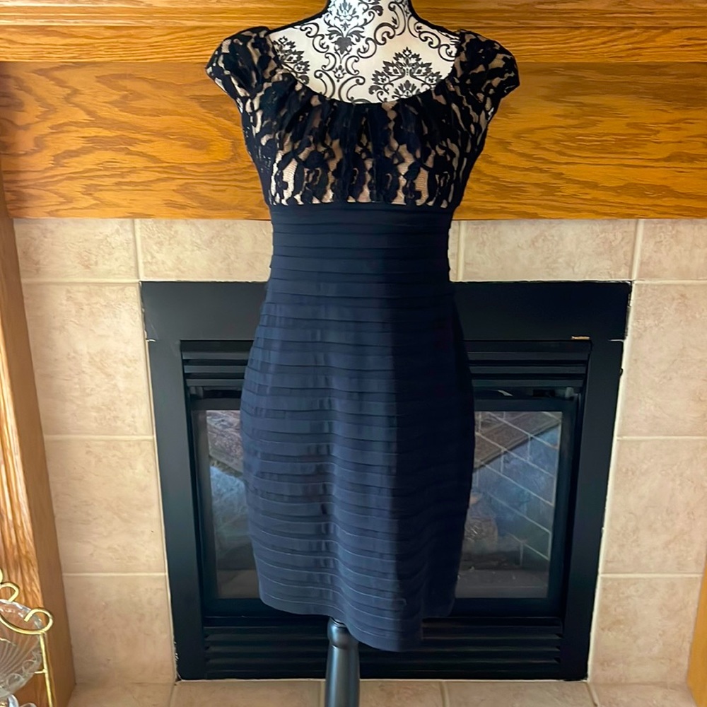 💗3/$12💗 London Times Petites Women’s Cap Sleeve Tiered Lace Dress